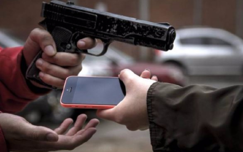 Un joven fue asaltado por su propio compañero de escuela a mano armada