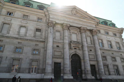 Por decreto, Milei transformó el Banco Nación en una Sociedad Anónima