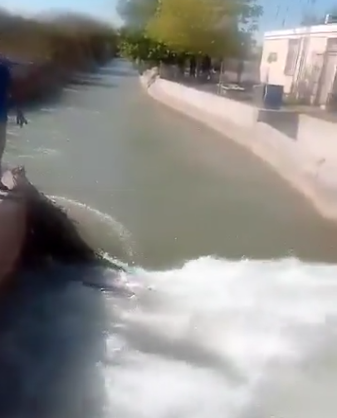 Intensa búsqueda de un niño que cayó al canal Céspedes en Pocito