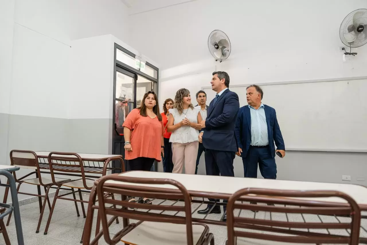 Avanza la reforma de escuelas en San Juan: El gobernador recorrió la obra de refacción de una escuela en Rawson