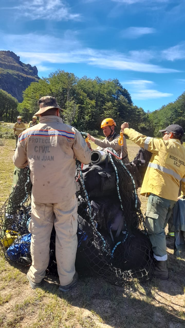Bomberos de San Juan sigue asistiendo en los graves incendios de Río Negro e intensificaron su trabajo