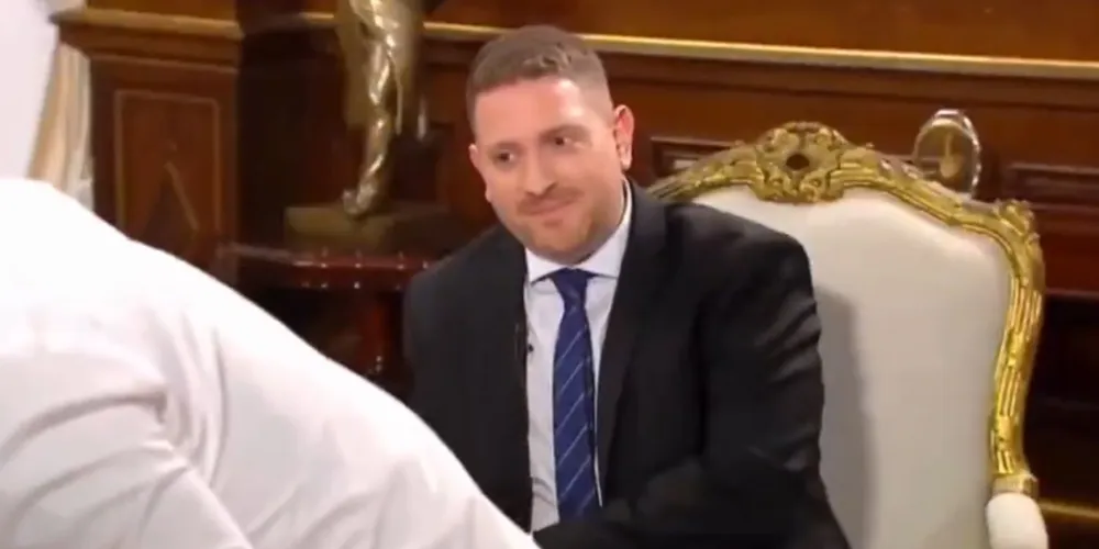VIDEO | El momento en el que Santiago Caputo interrumpe la entrevista de Javier Milei y las repercusiones en redes sociales