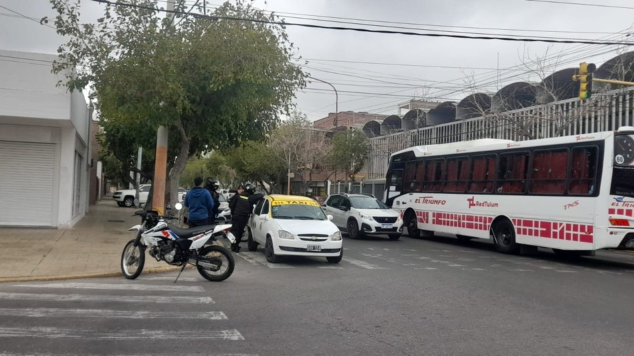 Un preso que era trasladado a un juicio de Flagrancia se escapó y hubo persecusión policial: lo atraparon