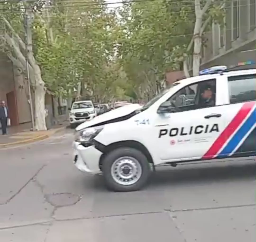 Las movilidades 0km entregadas por Orrego no duraron nada: una de ellas chocó en la caravana de demostración