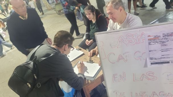 Un grupo de sanjuaninos buscan eliminar los pagos extras de la boleta de luz y juntan firmas
