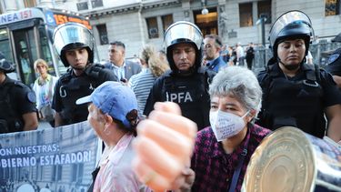 Marcha al Congreso: la policía aplica el protocolo antipiquetes y hay tensión con los manifestantes