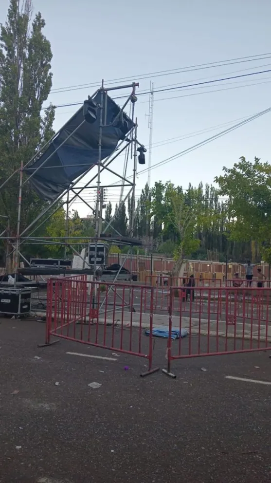 En Calingasta, un hombre desmontaba un escenario y cayó a 4 metros de altura