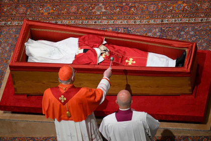 FOTOS: Terminó el rito de cierre del féretro del papa Francisco y comenzó la vigilia nocturna