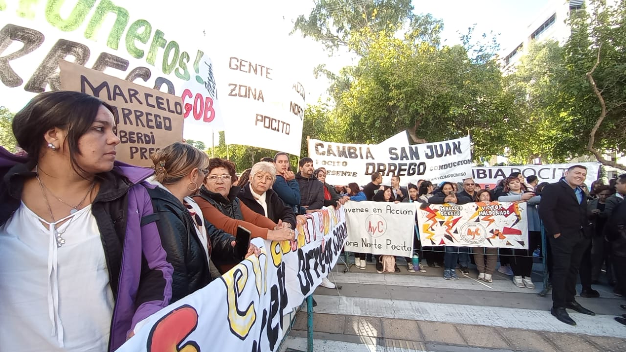 Militantes de diferentes departamentos aguardan el arribo de Orrego a la Legislatura