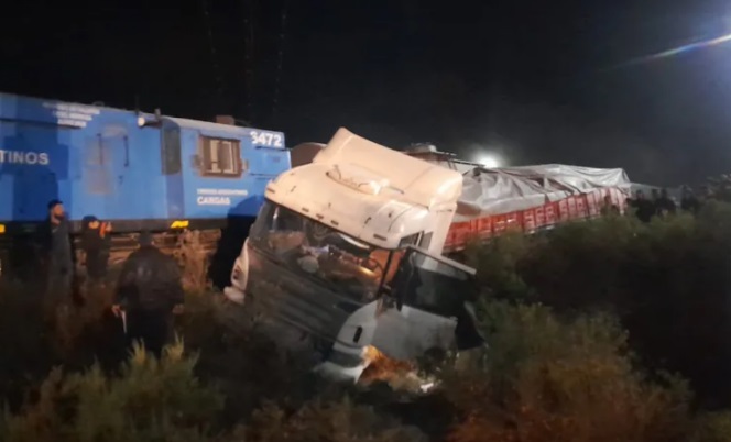 Un camión chocó con un tren de carga en Tupelí: el conductor salió ileso