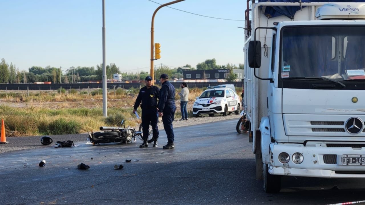 Murió un motociclista en Ruta 40, tras pasar el semáforo en rojo y chocar contra un camión: ya fue identificado