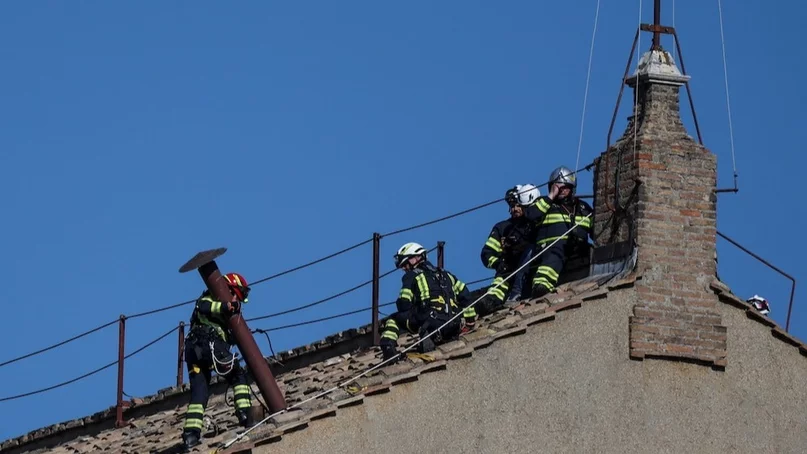 El Vaticano instaló la chimenea en la Capilla Sixtina que anunciará la elección del nuevo Papa