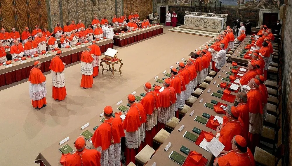 Se cerraron las puertas de la Capilla Sixtina y comenzó la primera ronda de votación para elegir papa
