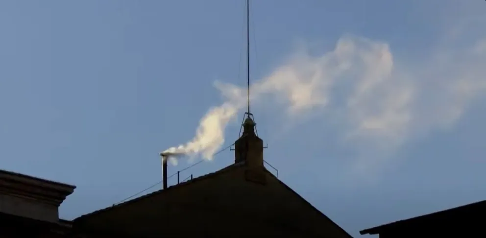 EN VIVO / Habemus Papam: hubo Fumata Blanca y ahora se espera el nombramiento del sucesor del papa Francisco
