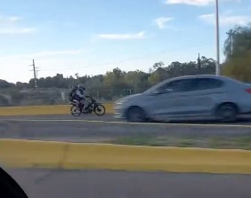 Impunidad al volante: dos motociclistas circularon más de un kilómetro en contramano cerca de El Pinar