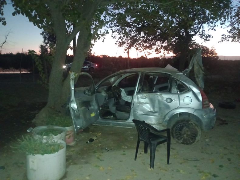 Un auto que venía de un boliche, impactó de lleno contra una casa en Pocito