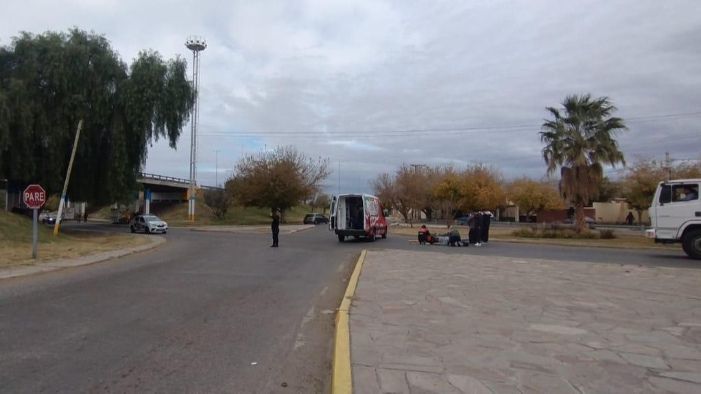Un automovilista no respetó una señal de tránsito y atropelló a una moto