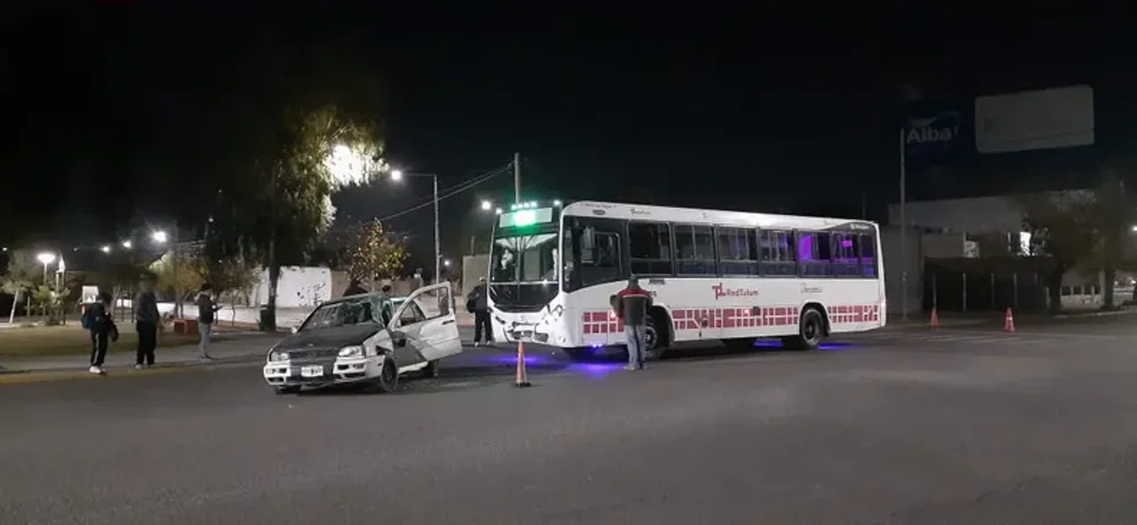 Más de 10 personas heridas en un grave choque entre un auto y un colectivo en Capital