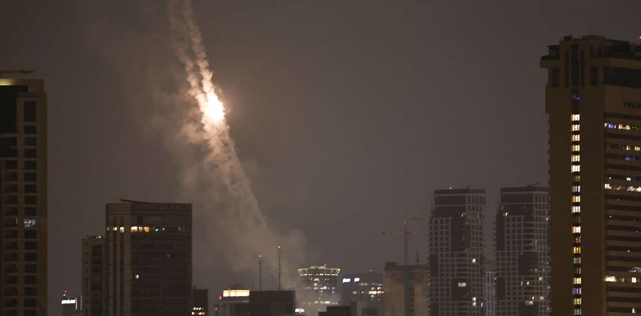 Ataques de Irán a Israel: la embajada de Estados Unidos en Tel Aviv sufrió daños por el impacto cercano de un misil