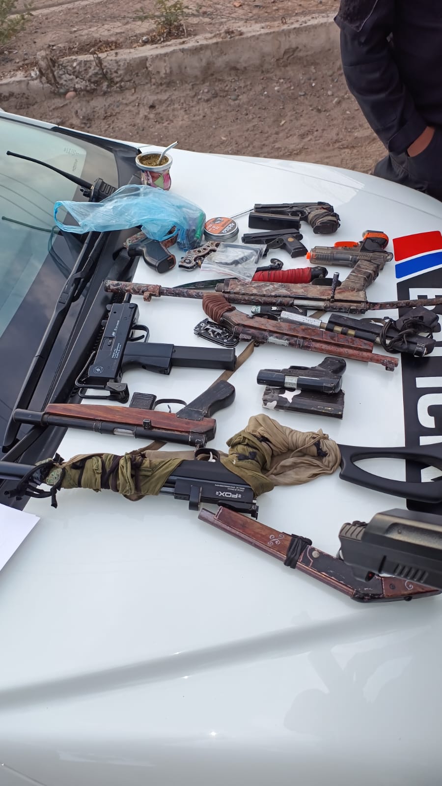 Detienen a un hombre con 18 de réplicas de armas de fuego y 8 cortopunzantes