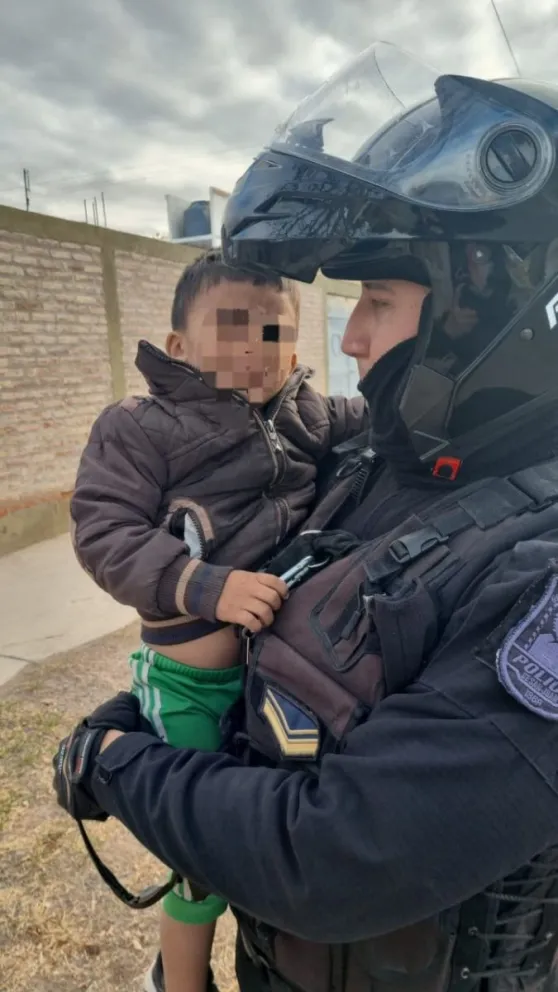 Hallaron a un niño de 3 años caminando solo en la noche, llorando y en estado de shock