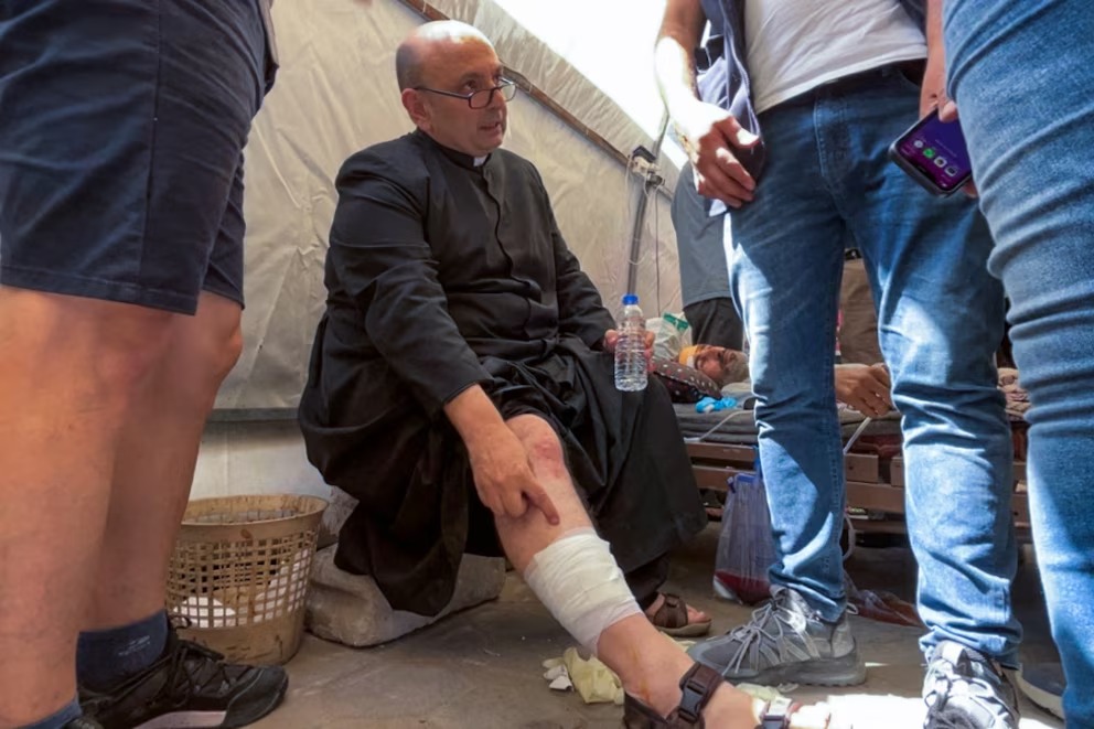 Habló el cura argentino herido tras el ataque de Israel en Gaza: “El impacto fue directo a la parroquia”