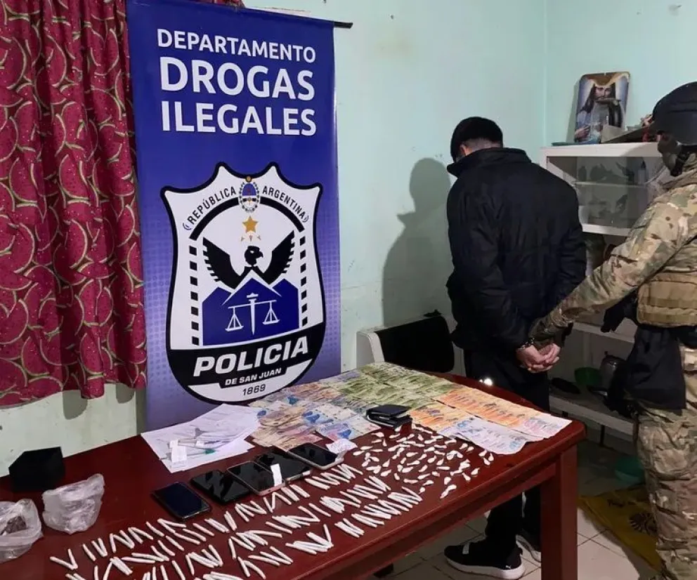 Detuvieron a un hombre en Santa Lucía con 130 cigarrillos de marihuana y varios envoltorios con cocaína