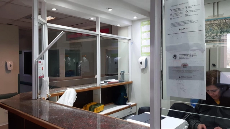Una mujer quedó detenida tras romper vidrios de la admisión del Hospital Rawson y hasta el parabrisas de un auto en un ataque de nervios