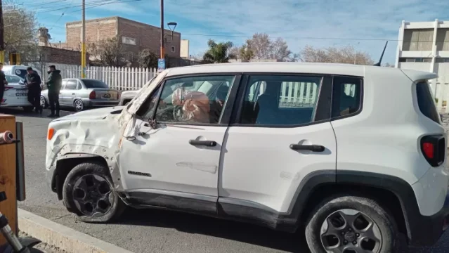 Una mujer se quedó dormida al volante y chocó a metros del hospital Rawson: quedó detenida
