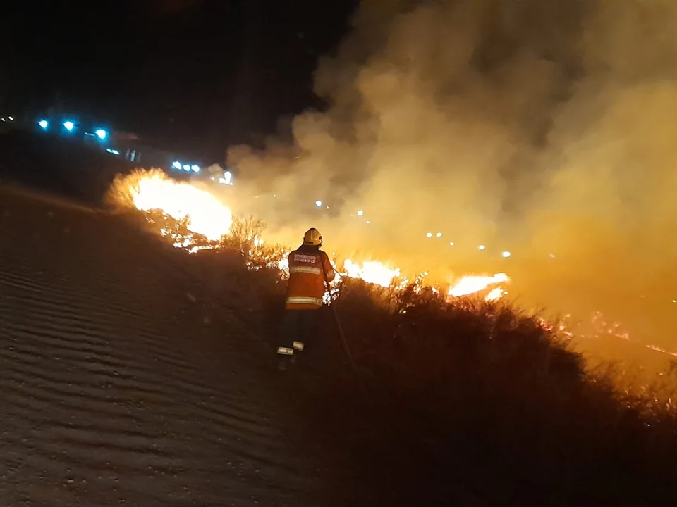 Un grave incendio amenazó viviendas en Pocito