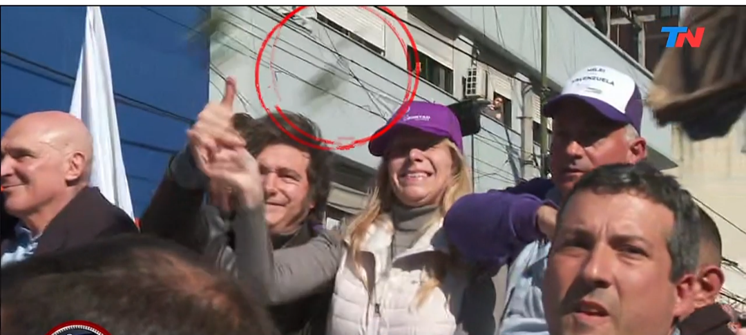 El Presidente fue apedreado cuando encabezaba una caravana en Lomas de Zamora y debió ser evacuado
