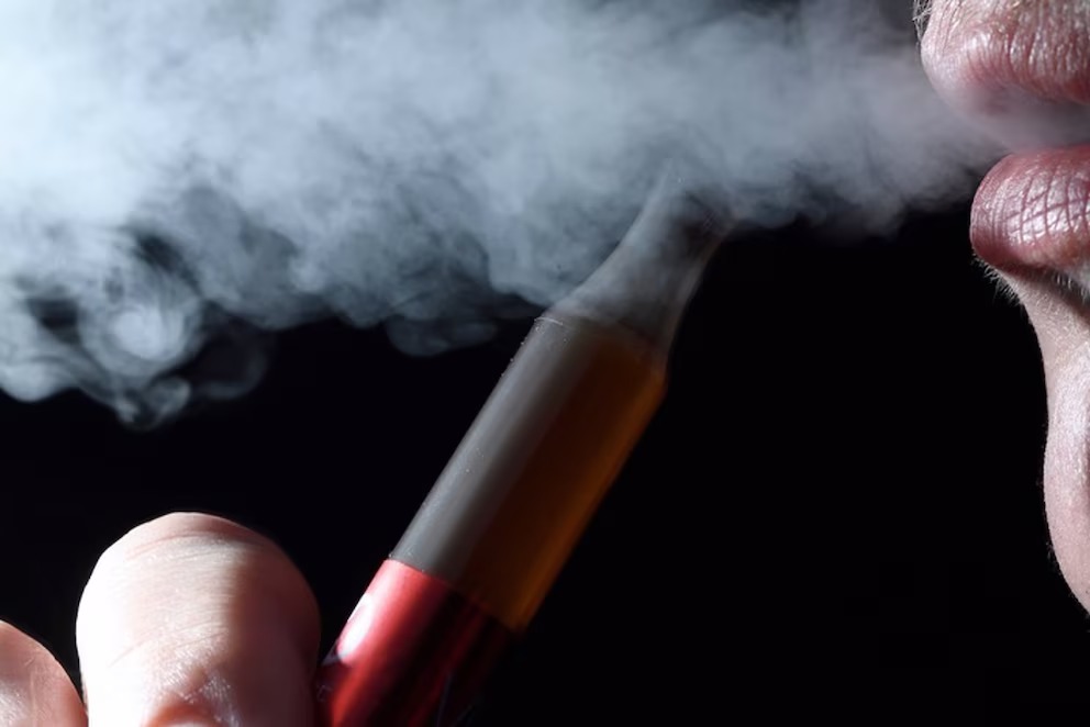 Los adolescentes que vapean son hasta seis veces más propensos a beber alcohol y probar marihuana