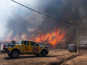 Un grave incendio amenazó unas 4 viviendas en Médano de Oro