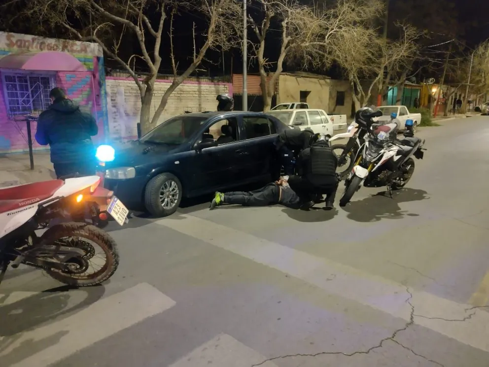 Detuvieron a un hombre que hacía maniobras peligrosas con su auto y descubrieron que iba armado