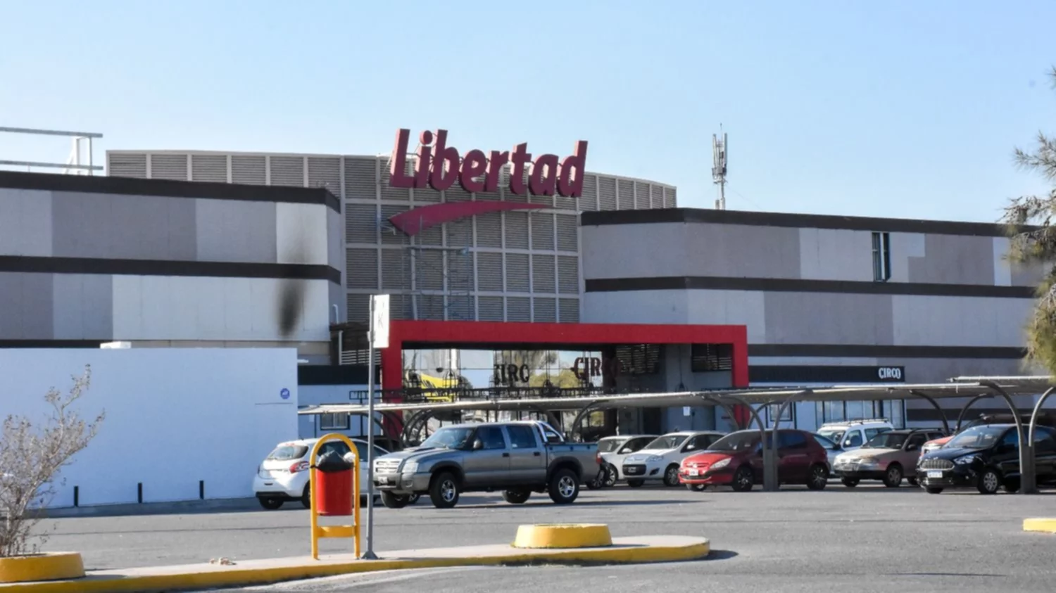 Delincuentes abrieron una camioneta en el estacionamiento del Hiper y robaron $10 millones