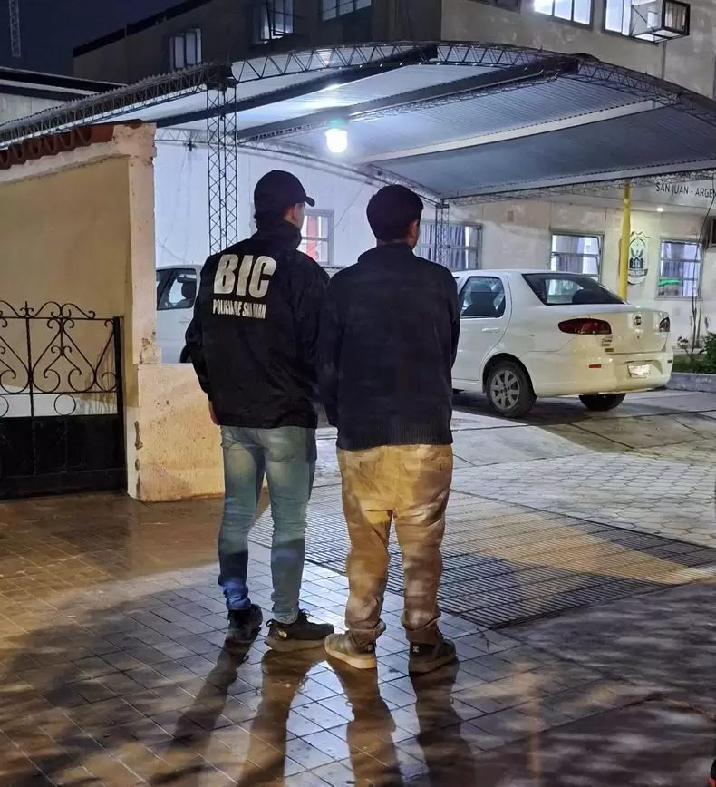 Un delincuente quedó detenido tras ser descubierto al robar en una escuela de Capital