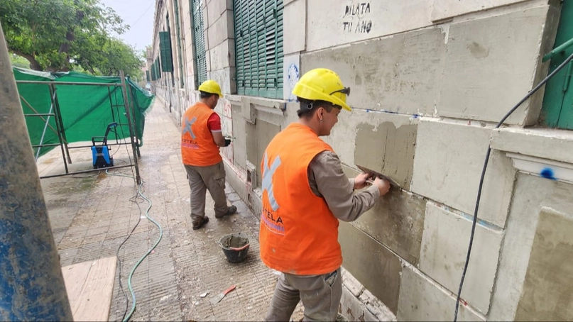 Comenzaron a limpiar los muros del histórico edificio de la Escuela Normal Sarmiento, tras años de permanecer con grafitis