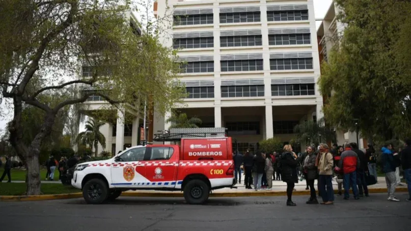 Otra vez amenaza de bomba en el Centro Cívico y debieron evacuarlo