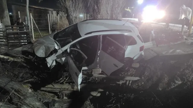 El conductor de un auto perdió el control y casi choca contra una casa en Rawson