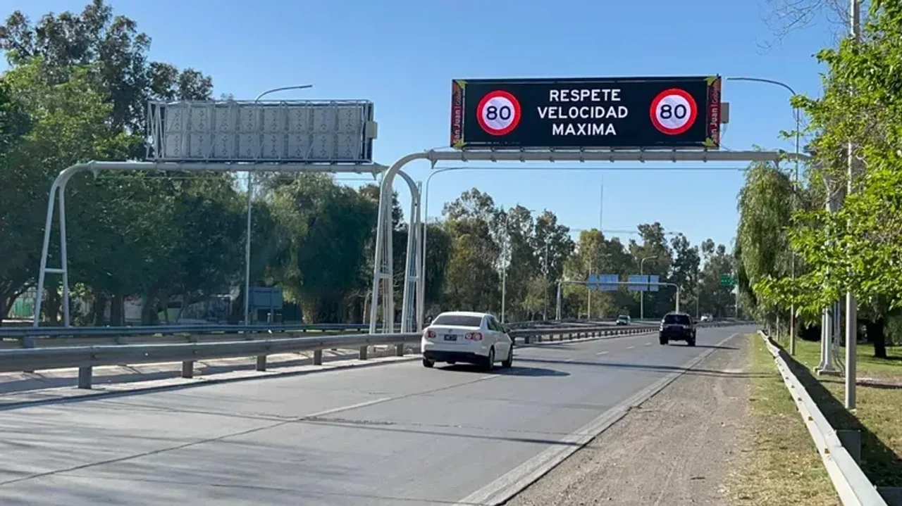 San Juan evalúa expandir el sistema de carteles viales hacia Ruta 40 Sur y el Acceso Este