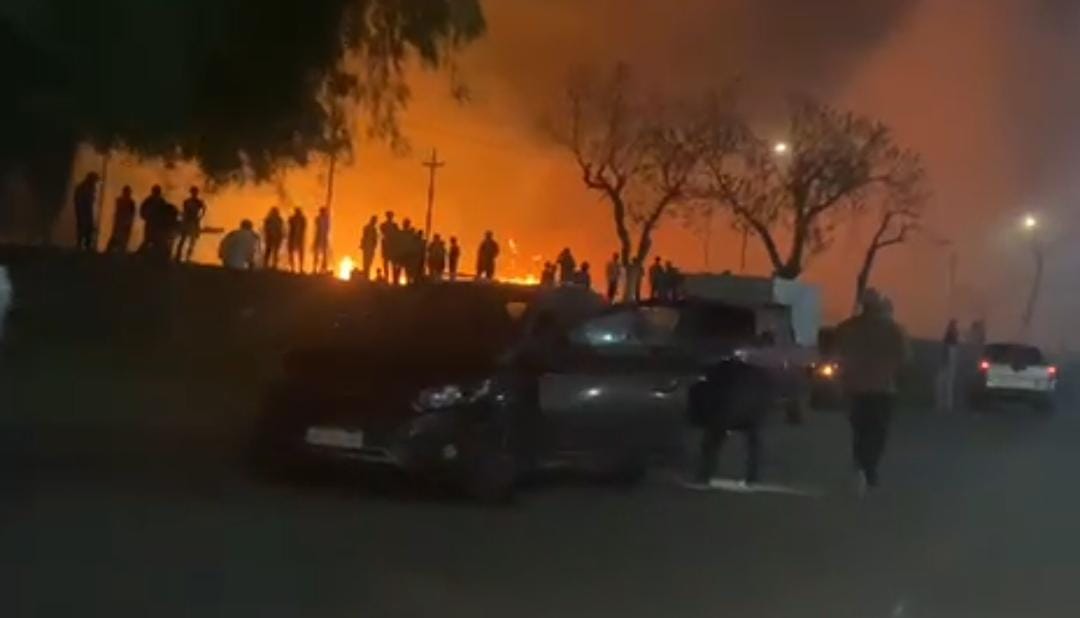 Un grave incendio en Albardón mantuvo en alerta a vecinos por el rápido avance del fuego gracias al viento Zonda