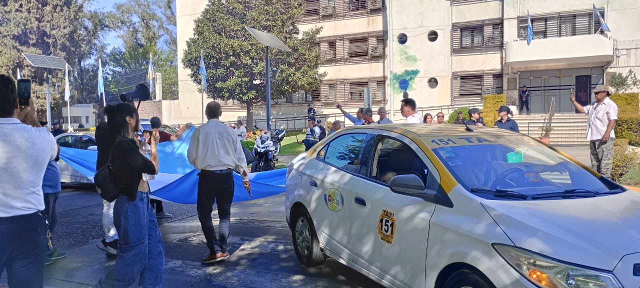 Bocinazo en la Legislatura: remiseros y taxistas se manifiestan contra el proyecto de ley de Tránsporte