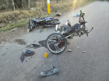 Docs motociclistas quedaron internados por chocar de frente en Rawson