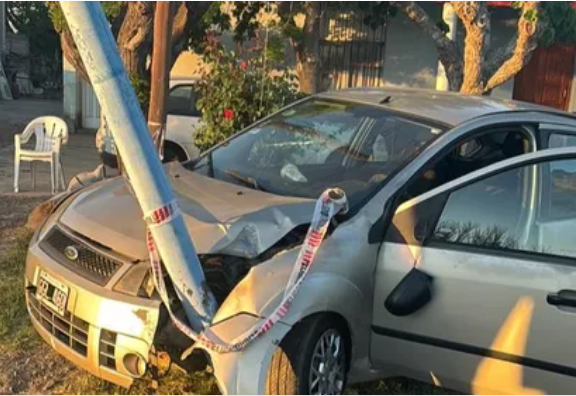 Conductor ebrio embistió a peatón y terminó impactando contra un poste