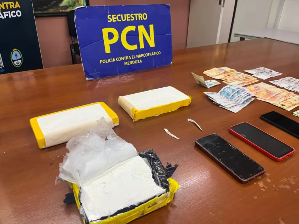 Dos autos que venían a San Juan fueron detenidos en Mendoza y les incautaron 3 kilos de cocaína