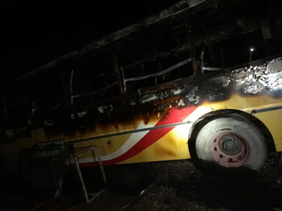Grave incendio en una empresa de transporte en Pocito arrasó con una flota de colectivos y las pérdidas fueron totales