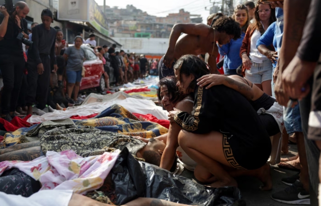 Horror en Río de Janeiro: vecinos llevaron más cuerpos a una calle y ascienden a más de 130 los muertos, tras el operativo contra Comando Vermelho