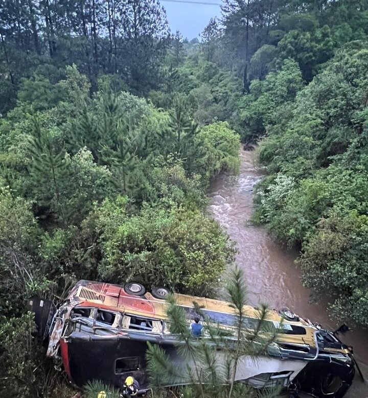 Tragedia en Misiones: un micro cayó de un puente tras chocar con un auto y dejó al menos dos muertos