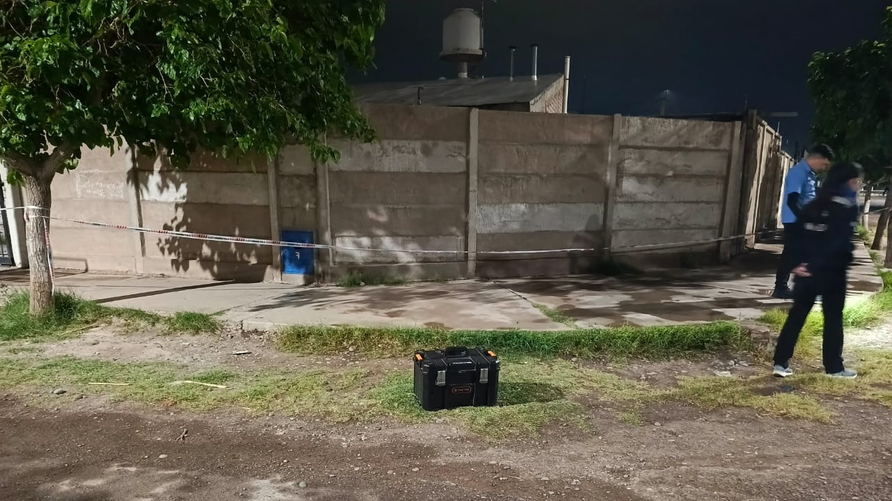 El menor que efectuó los disparos está prófugo y el policía herido no está en funciones por un sumario en su contra