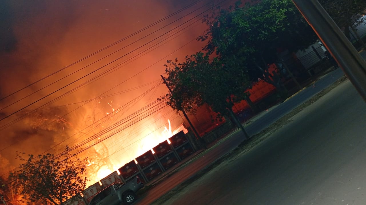 Grave incendio frente a Casa de Gobierno: intenso operativo de bomberos en plena madrugada